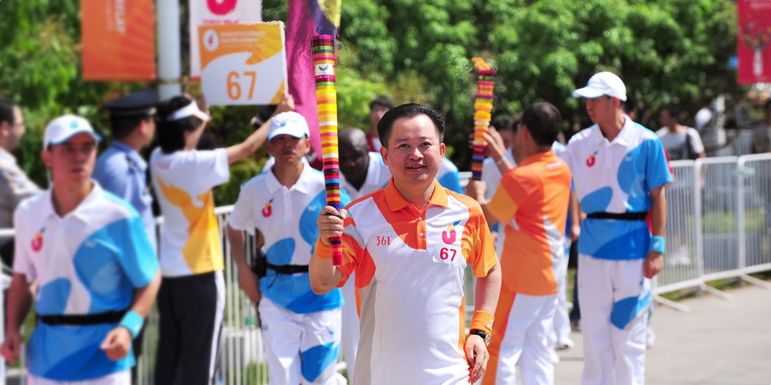 董事长传递大运会火炬现场